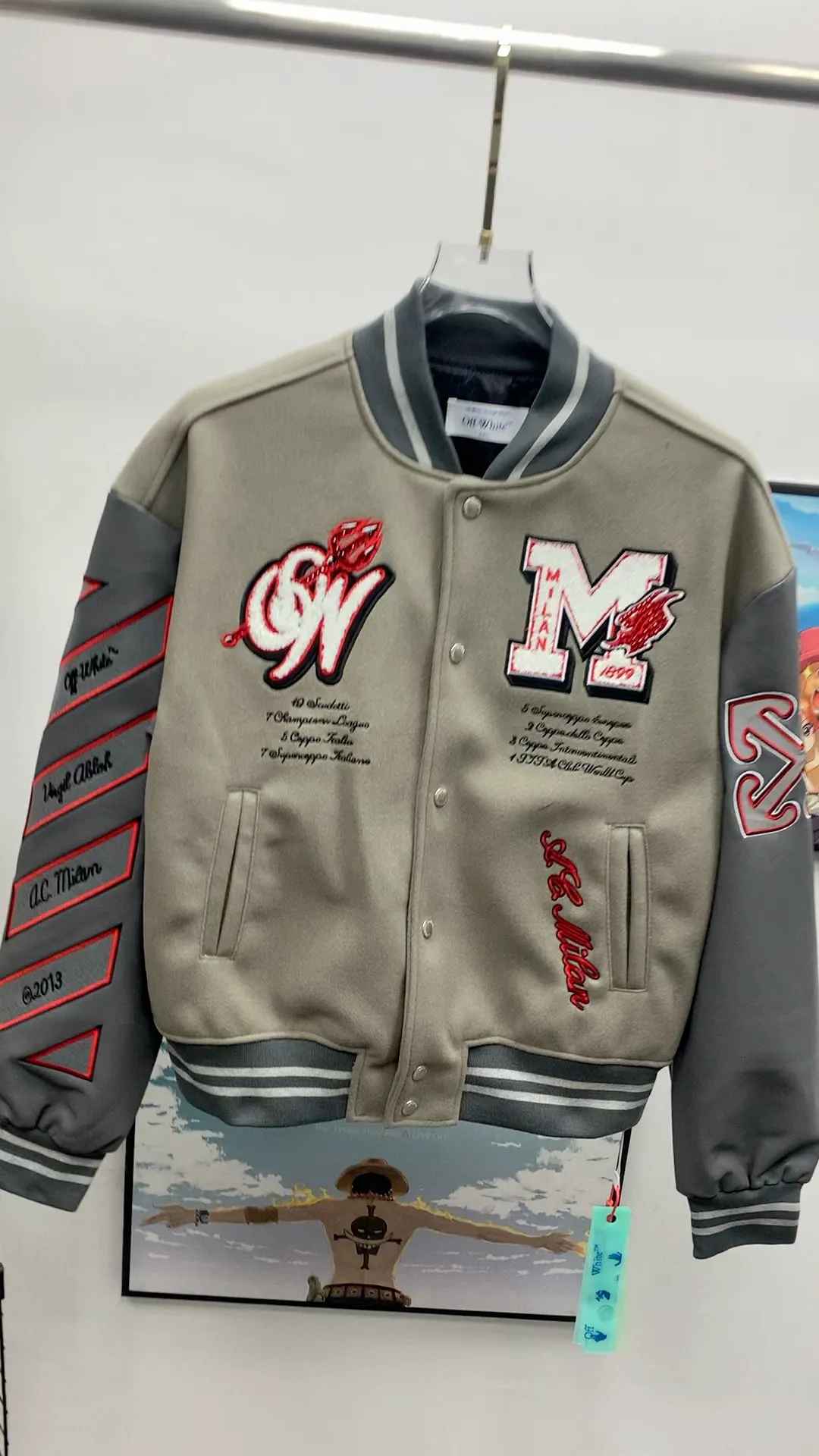Frontal real-shot video————Top tested version off white New AC Milan co-branded heavy-duty embroidered rhinestone baseball uniform jacket worn by many NBA stars, a sincere heavy-duty baseball uniform. This baseball jacket adopts a leather sleeve splicing design. The main body fabric is made of 80% wool and 20% polyester blended fabric. The single weight is thick and the upper body has a very good texture. The inner layer is customized with cupro. The upper body is soft and skin-friendly. The middle layer is quilted. The wavy stitching ensures no cotton leakage. There is an embroidery on the front and back of the embroidery part. It is made with imported Tajima embroidery machine and towel embroidery process. It seems simple but the process is very complicated. This towel embroidery is not formed in one piece, but is divided into three parts: the bottom, middle and upper part. The bottom is black and the top is black. The pattern is sewn using towel embroidery technology. The middle layer is embroidered with white yarn to outline the shape and then sewn on the bottom. The layering is obvious. Each part needs to be made separately and sewn together. It is different from the one-piece version on the market! Accessories: First, placket snaps, heavy-duty metal snaps, separate mold opening and customization, mold opening fee 8K. Accessory materials, snap buttons, and zippers all need to be molded and customized. The overall shape adopts a pure American retro wide sleeve shape, which fully demonstrates the loose shoulder effect. The fabric is selected from heavy woolen to show a wide and stylish wearing posture. The interior uses thick quilted cotton as the liner. The entire jacket has a thicker texture and is cold-proof, warm and stylish. Gray, size: S M L XL P:700